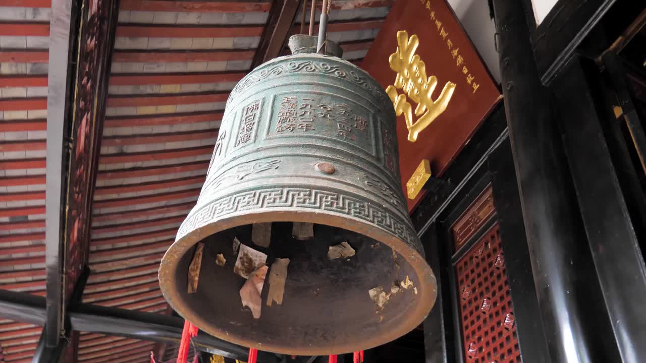 gran campana de bronce colgada bajo el techo en el monasterio de wenshu, chengdu, china