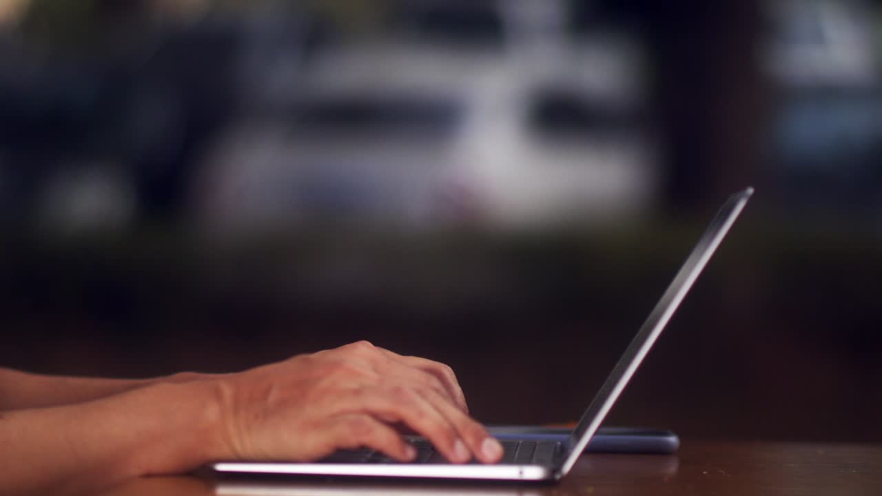 primer plano de las manos de un modelo masculino escribiendo un mensaje en una computadora portátil