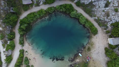 Menschen-An-Der-Quelle-Des-Flusses-Cetina,-Auch-Bekannt-Als-Auge-Der-Erde,-Einer-Kalten-Karstquelle,-Kroatien