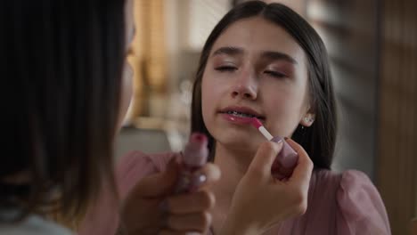 Mujer-Caucásica-Haciendo-Maquillaje-Para-Su-Hija-Para-Pro