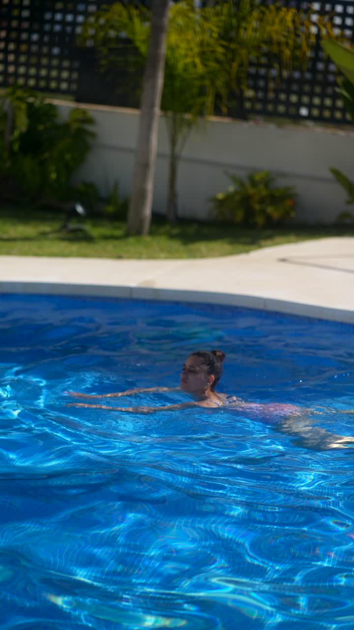 mujer nadando en una piscina
