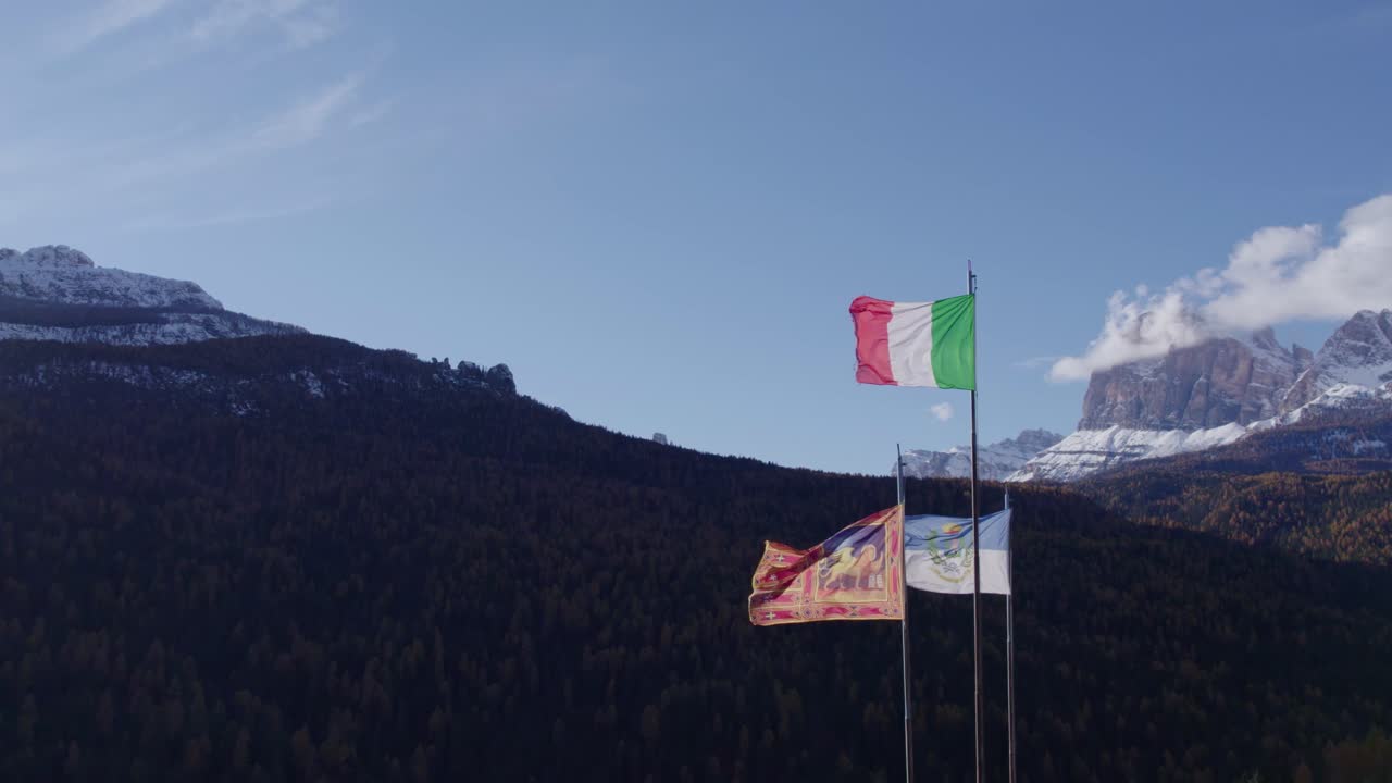 Veduta aerea delle Dolomiti e trampolino da sci abbandonato, autunno a Cortina, Italia