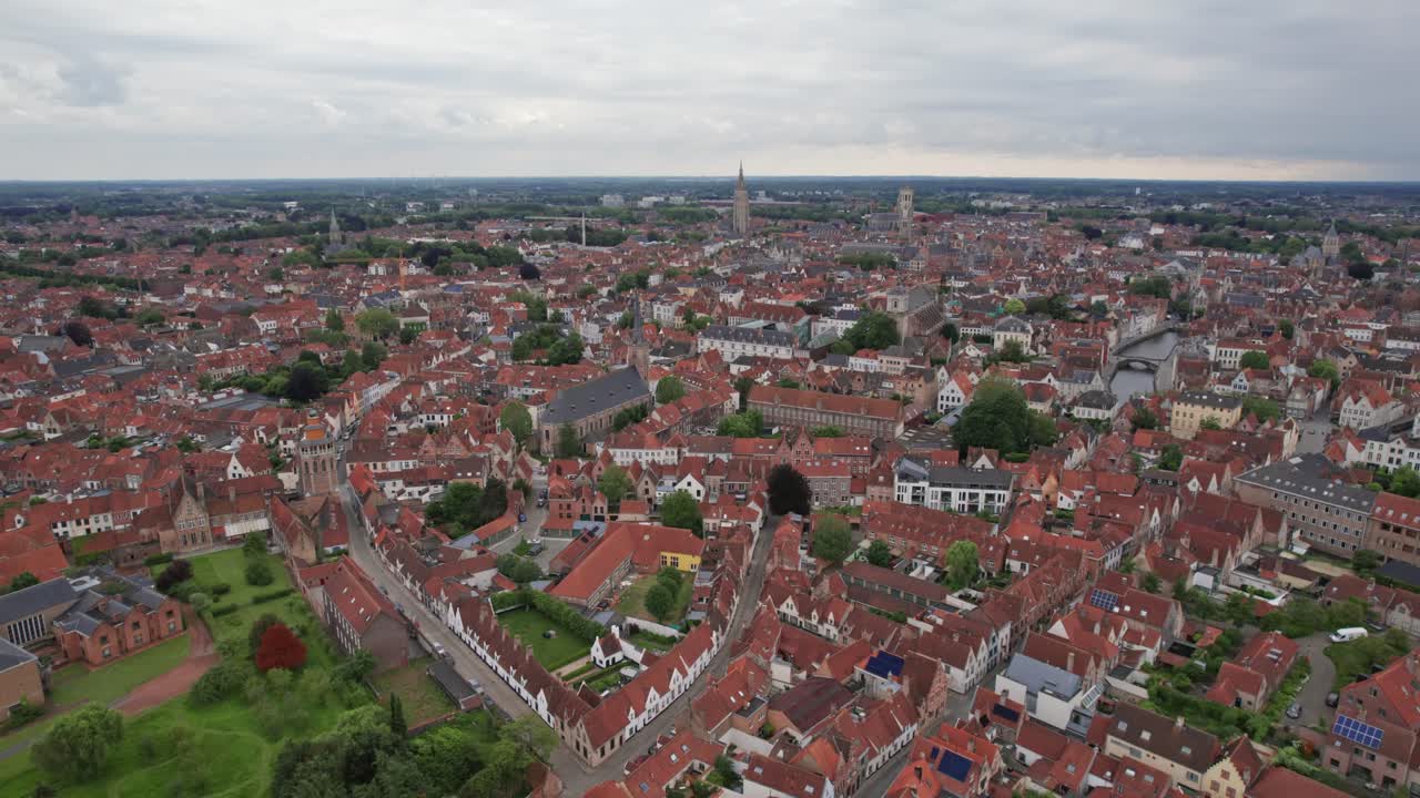 fotografía aérea de bruges en bélgica con vistas al centro de la ciudad y sus iglesias