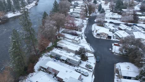 Luftaufnahme-Eines-Mobilheimparks-Mit-Blick-Auf-Den-Spokane-River