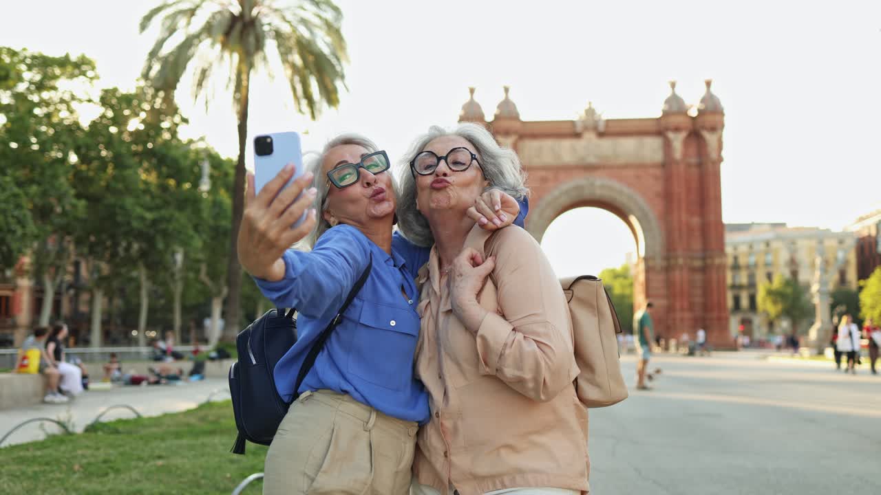 Amiche anziane felici che si scattano un selfie a Barcellona