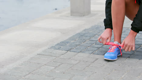 Mujer-Decidida-Bastante-Joven-Corriendo-