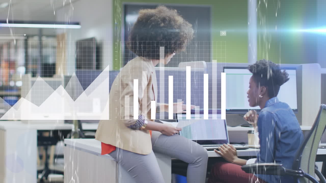 animación del procesamiento de datos financieros sobre diversas personas de negocios en la oficina