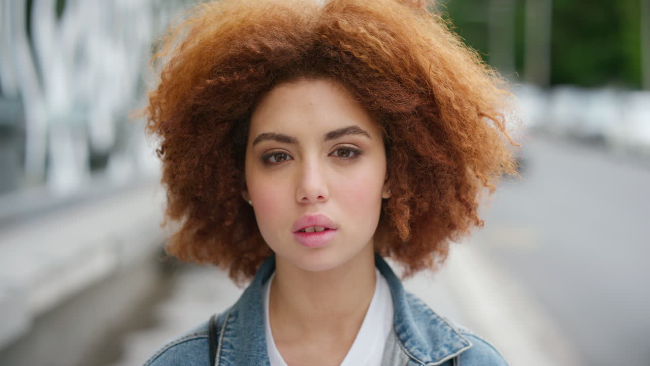 retrato de una mujer joven, moderna y segura de sí misma