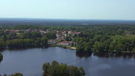 Majestuosa-Vista-Aérea-Superior-Vuelo-Campo-Campos-Agrícolas-En-Chlum,-República-Checa-Europa,-Día-De-Verano-De-2023