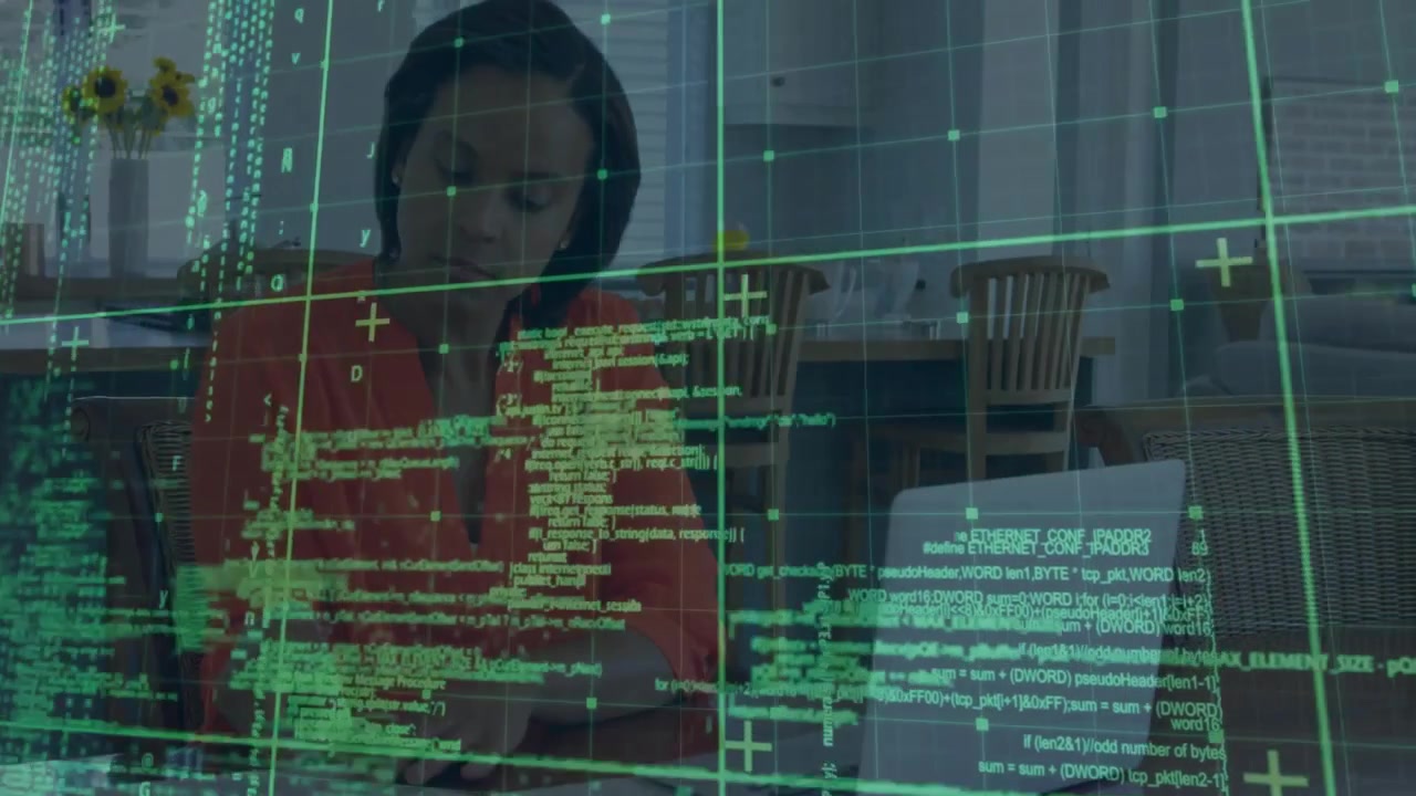 Sviluppatore tecnologico che apre il laptop, digita ed espande un overlay di codice mentre prende appunti per il debug.