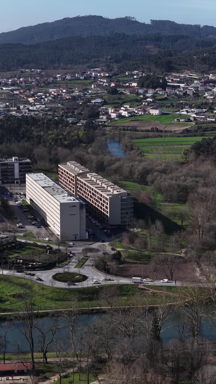 Ripresa verticale con drone di edifici e paesaggio urbano vicino a una valle fluviale
