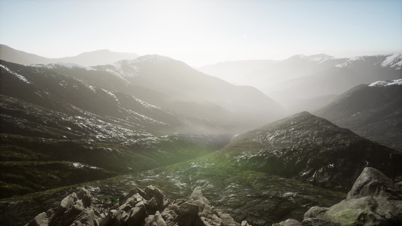 해가 지면 안개 속에 있는 산들