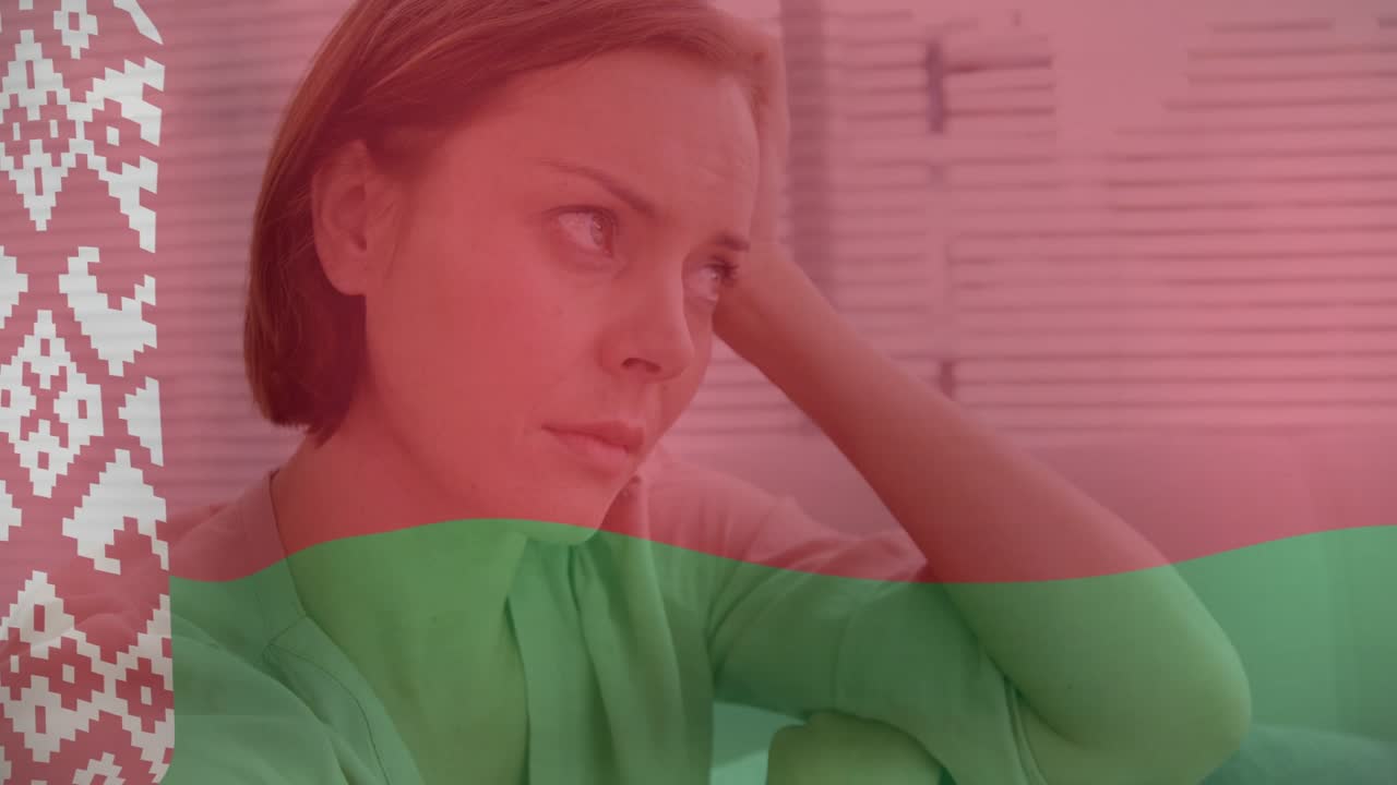 Женщина, опирающаяся рукой, пока сменяются кадры, смотрит вправо, наложение поверх дивана, жалюзи, торса для рекламы.