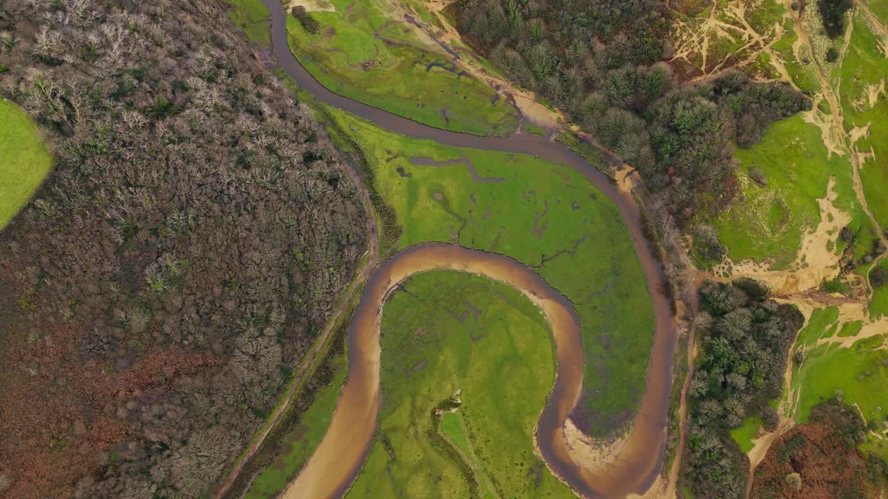 화려한 웨일즈 해안 랜드마크, 세 개의 절벽 만, 조류의 시야