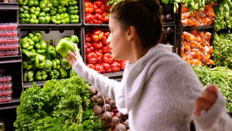 Mujer-Comprando-Pimiento-En-La-Sección-Orgánica.