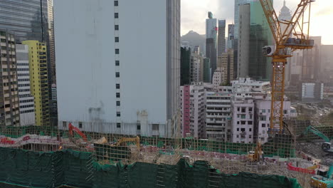 Maquinarias-De-Trabajo-En-El-Sitio-De-Construcción-De-Edificios-En-Causeway-Bay,-Hong-Kong