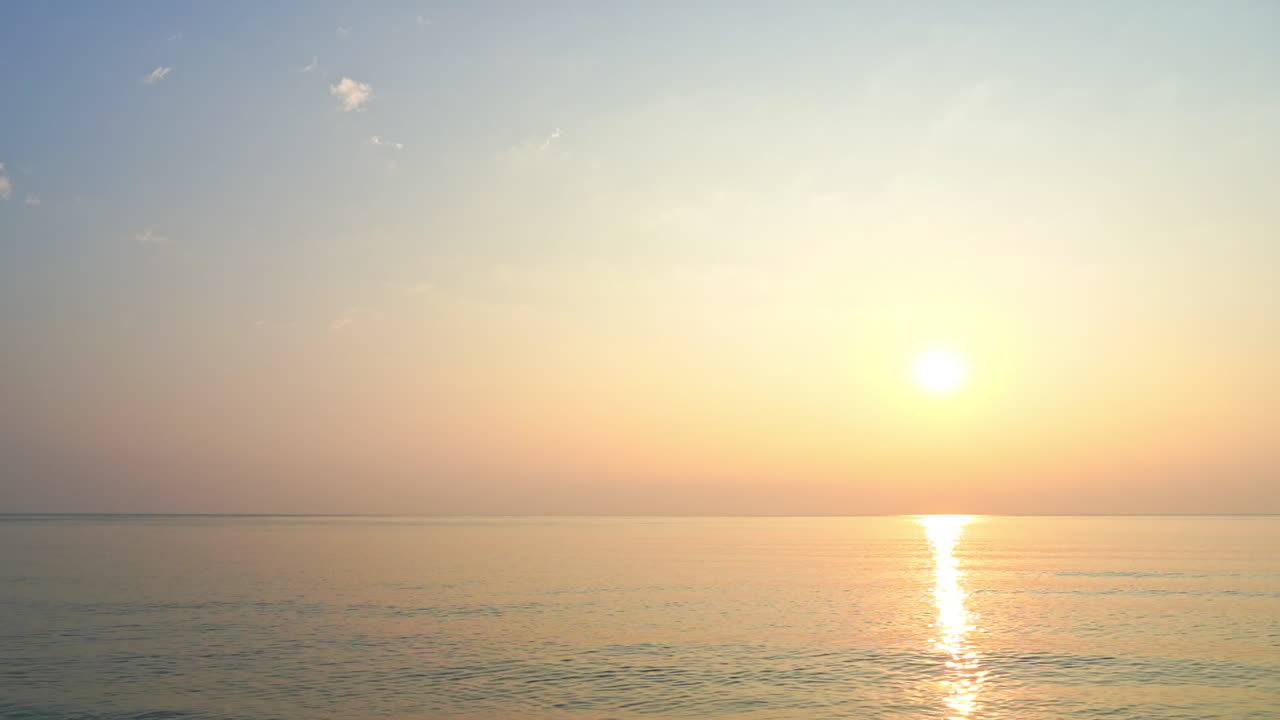 열대 바다 수평선 위의 황금 시간 태양, 넓은 시야