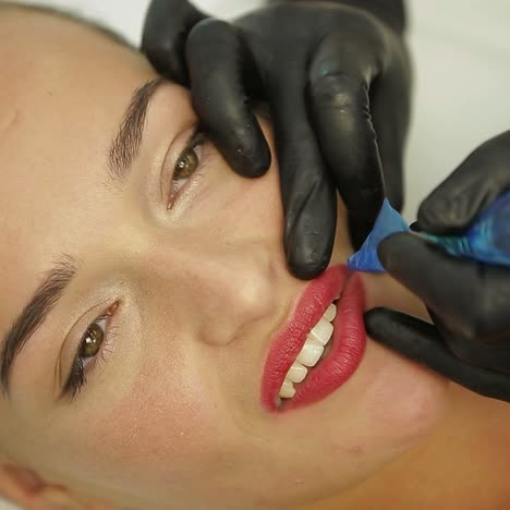 maquillaje permanente en los labios