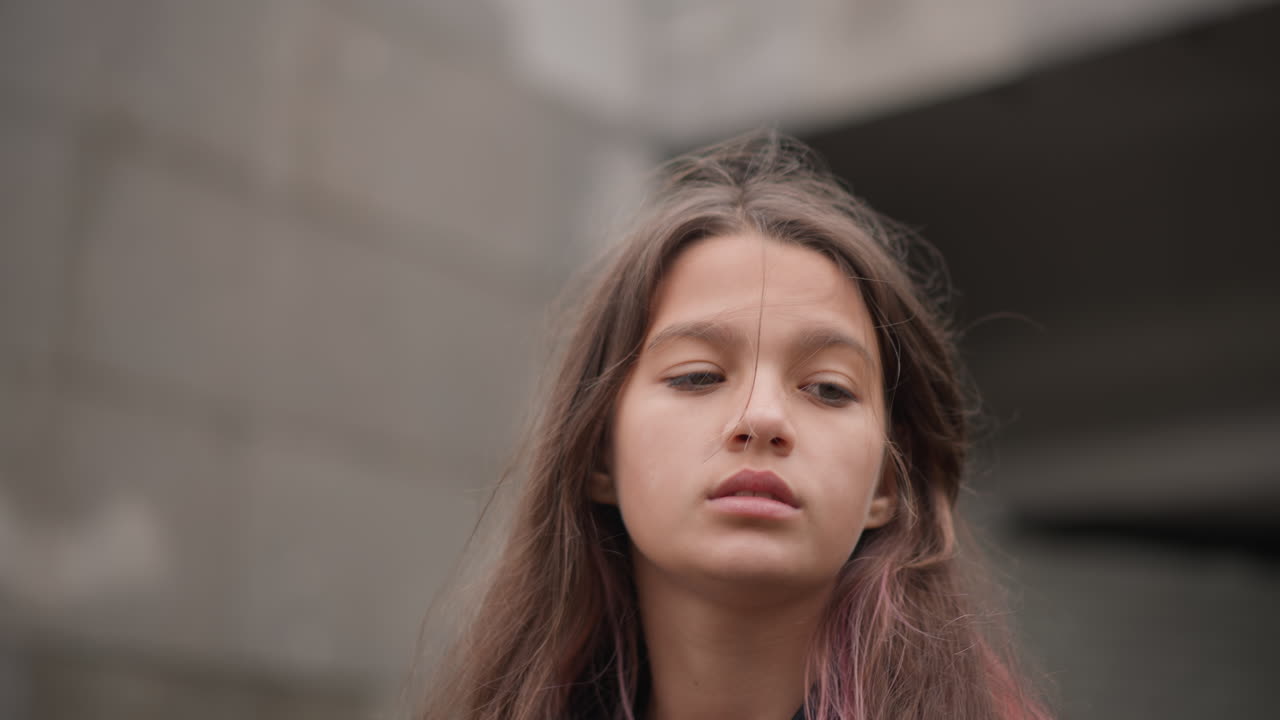 Donna in piedi sotto una pioggia leggera con uno sguardo speranzoso. Giovane donna si ferma sotto un cielo nuvoloso con i capelli umidi e gli occhi pieni di speranza. Giovane donna sta sotto un cielo nuvoloso con i capelli bagnati e un'espressione ottimista.
