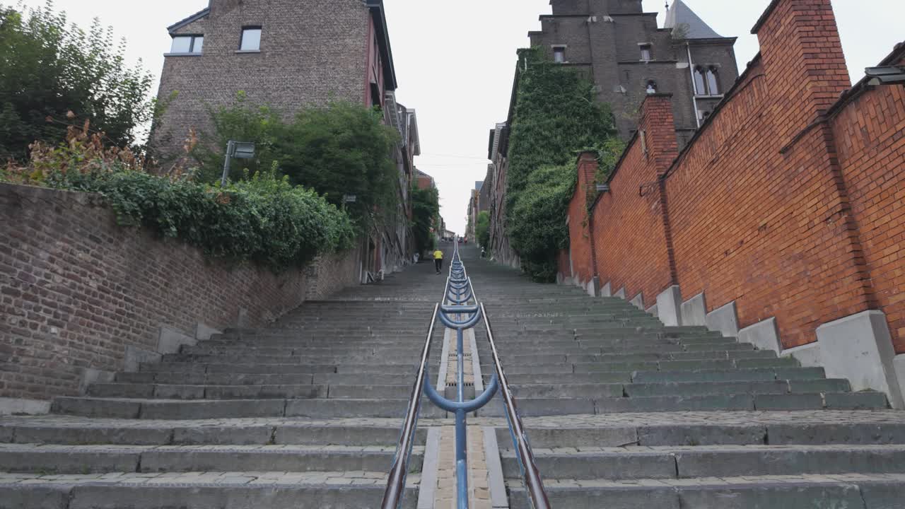 벨기에의 리제 (liege) 에 있는 몽테 드 부에렌 계단 (monte de bueren staircase) 은 벽으로 둘러싸인 긴 역사적인 계단이다.
