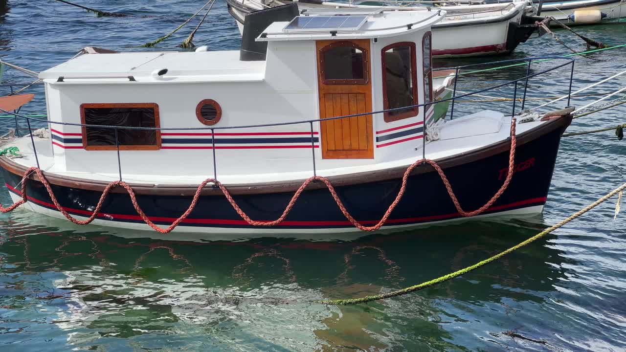 pequeño remolcador en el puerto