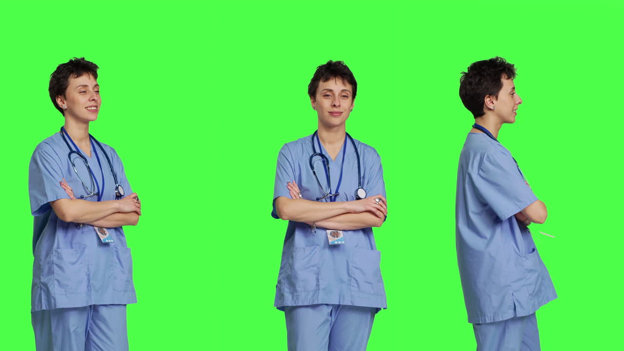 미소 짓는 의료 보좌관 의 초상화 는 팔 을 고 포즈 를 취 한다