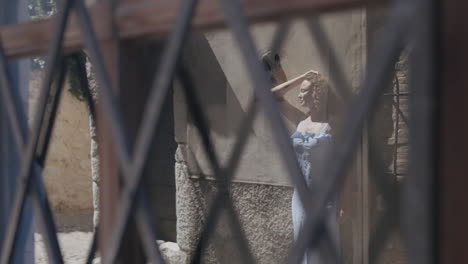 mujer con un vestido azul en una ciudad europea histórica
