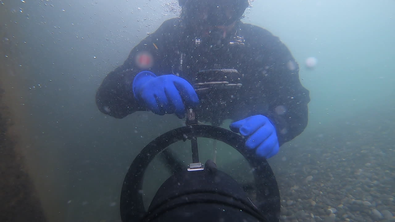 강력한 수중 스쿠터는 스쿠버 다이버를 혼란스러운 강물로 끌어당 ⁇ 니다.