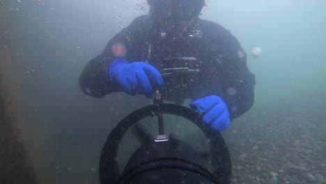 Potente-Scooter-Submarino-Arrastra-A-Un-Buzo-A-Través-Del-Caótico-Agua-Del-Río