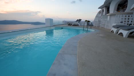 Piscina-Infinita-Con-Vista-Al-Atardecer