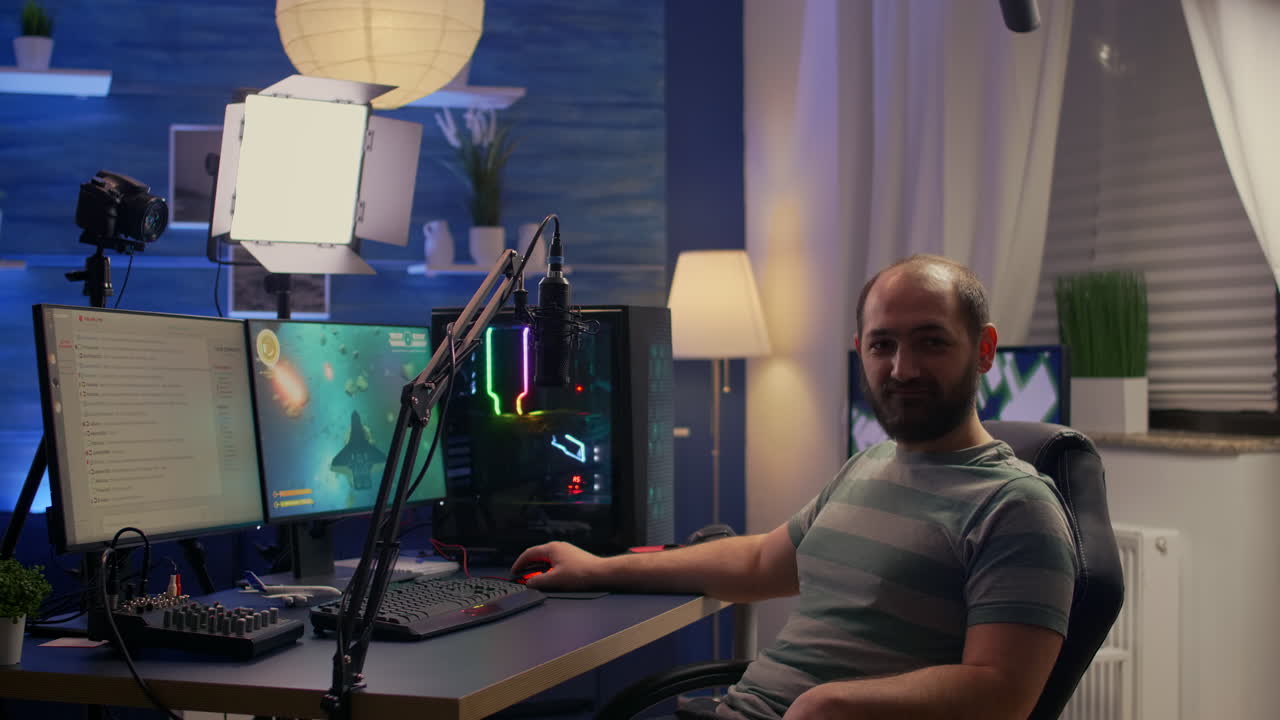 hombre streamer mirando a la cámara y sonriendo