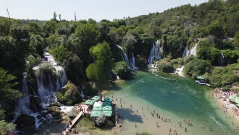 Oasis-De-La-Cascada-De-Kravica,-Bosnia-Y-Herzegovina.-Panorámica-Aérea