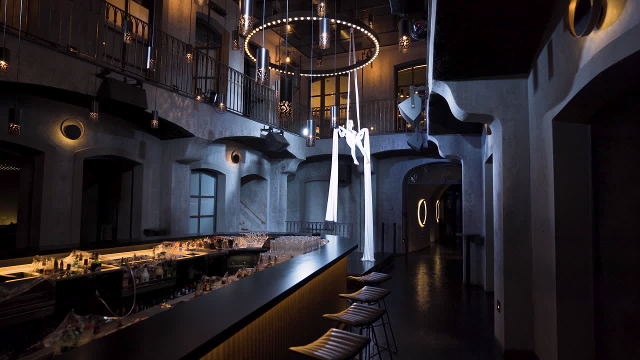 의자에서 떨어지는 여성 곡예사, 실크, 클럽의 철 십자가