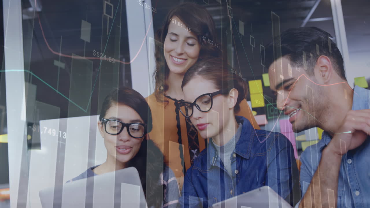 animación del procesamiento de datos financieros sobre personas de negocios en la oficina