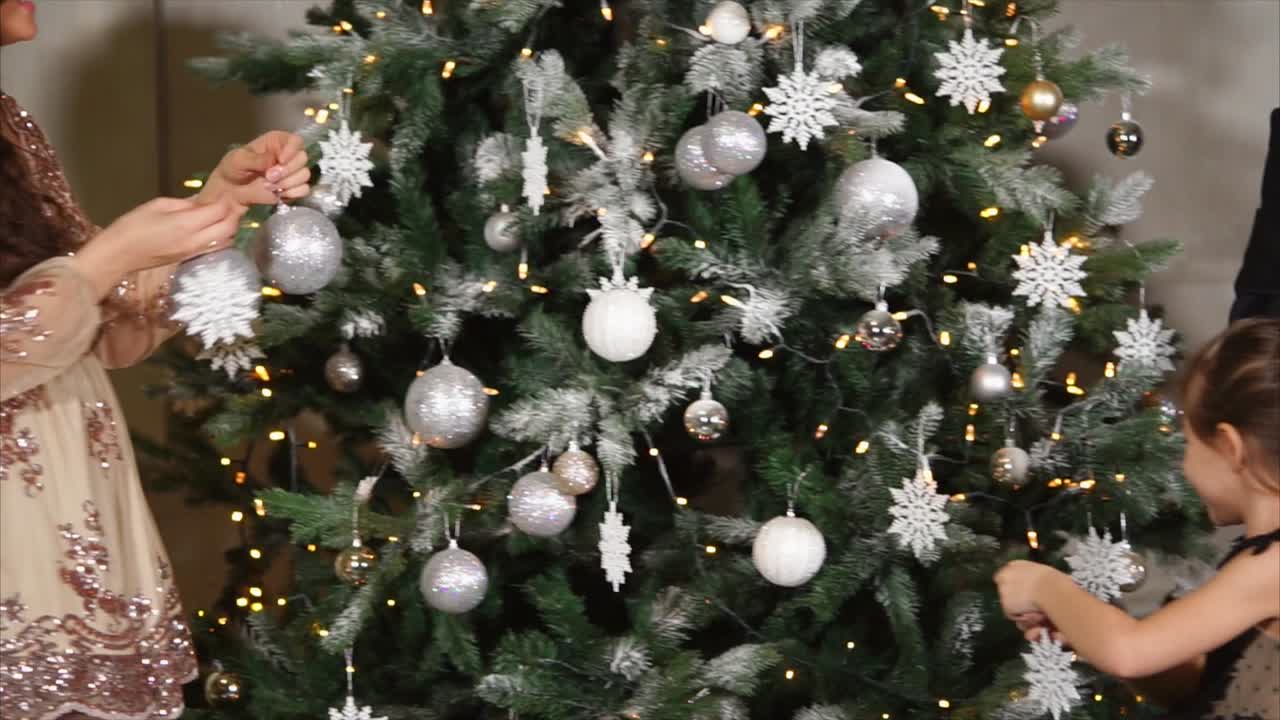 familia decorando el árbol de Navidad