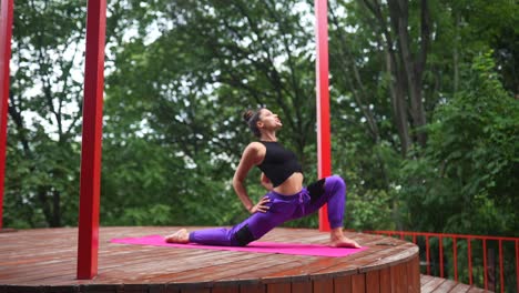 mujer practicando yoga al aire libre