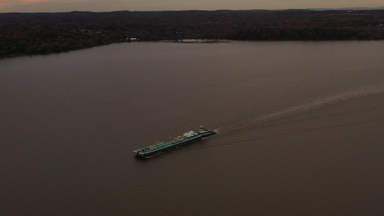 turqiuse 색상의 바지선 - 비콘, 뉴욕에서 흐린 저녁에 허드슨 강에 예인선을 통해 공중 샷