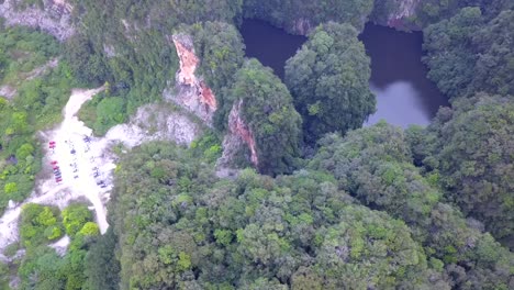 este video muestra la ubicación del estacionamiento de gunung rapat y mirror lake