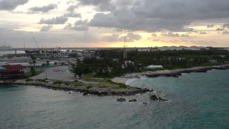 Luftaufnahme-Des-Hafens-Von-Freeport-Auf-Den-Bahamas-Bei-Sonnenaufgang