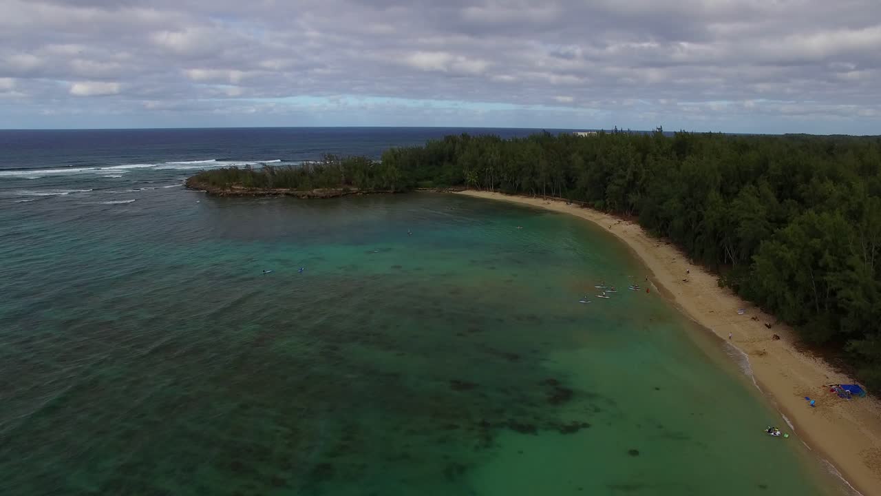 toma aérea del parque de hayas de la bahía de kawela cerca del resort de la bahía de tortugas en hawaii