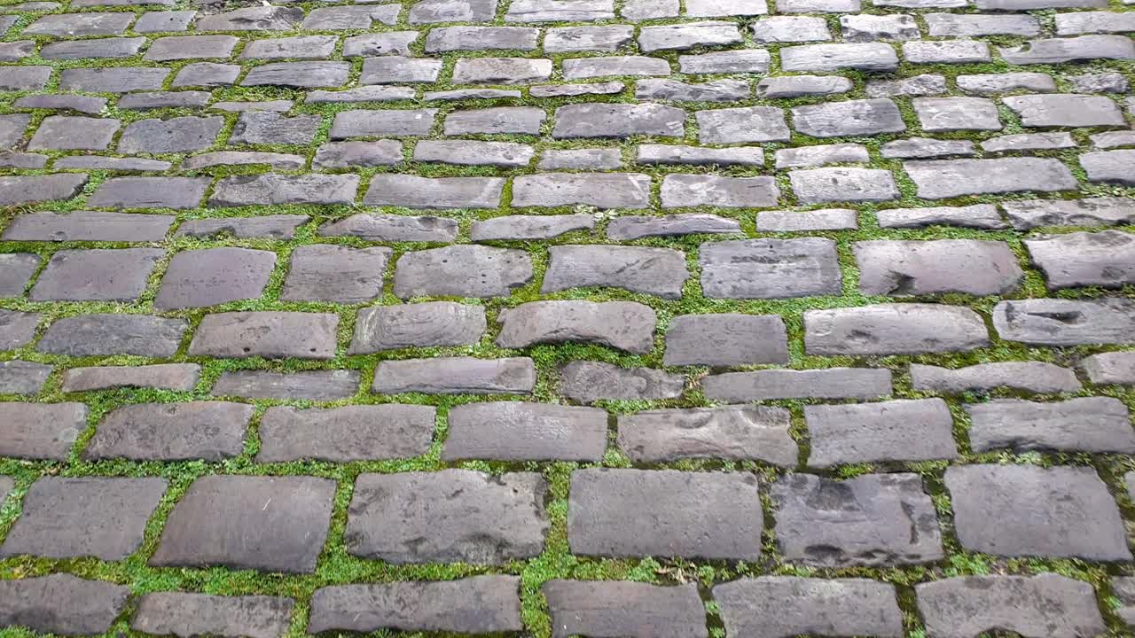 유럽에서 가장 오래된 사람이 거주하는 거리인 vicar's close를 따라 걸으며, somerset england의 우물에 있는 역사적인 자갈길의 하향식 전망