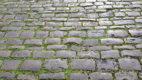 Caminando-Por-Vicar&#39;s-Close,-La-Calle-Habitada-Más-Antigua-De-Europa,-Vista-De-Arriba-Hacia-Abajo-De-La-Histórica-Calle-Adoquinada-De-Adoquines-En-Pozos,-Somerset,-Inglaterra