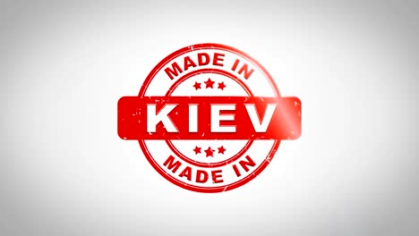 hecho en kiev firmado estampado texto animación de sello de madera. tinta roja en papel blanco limpio fondo de superficie con fondo matte verde incluido.