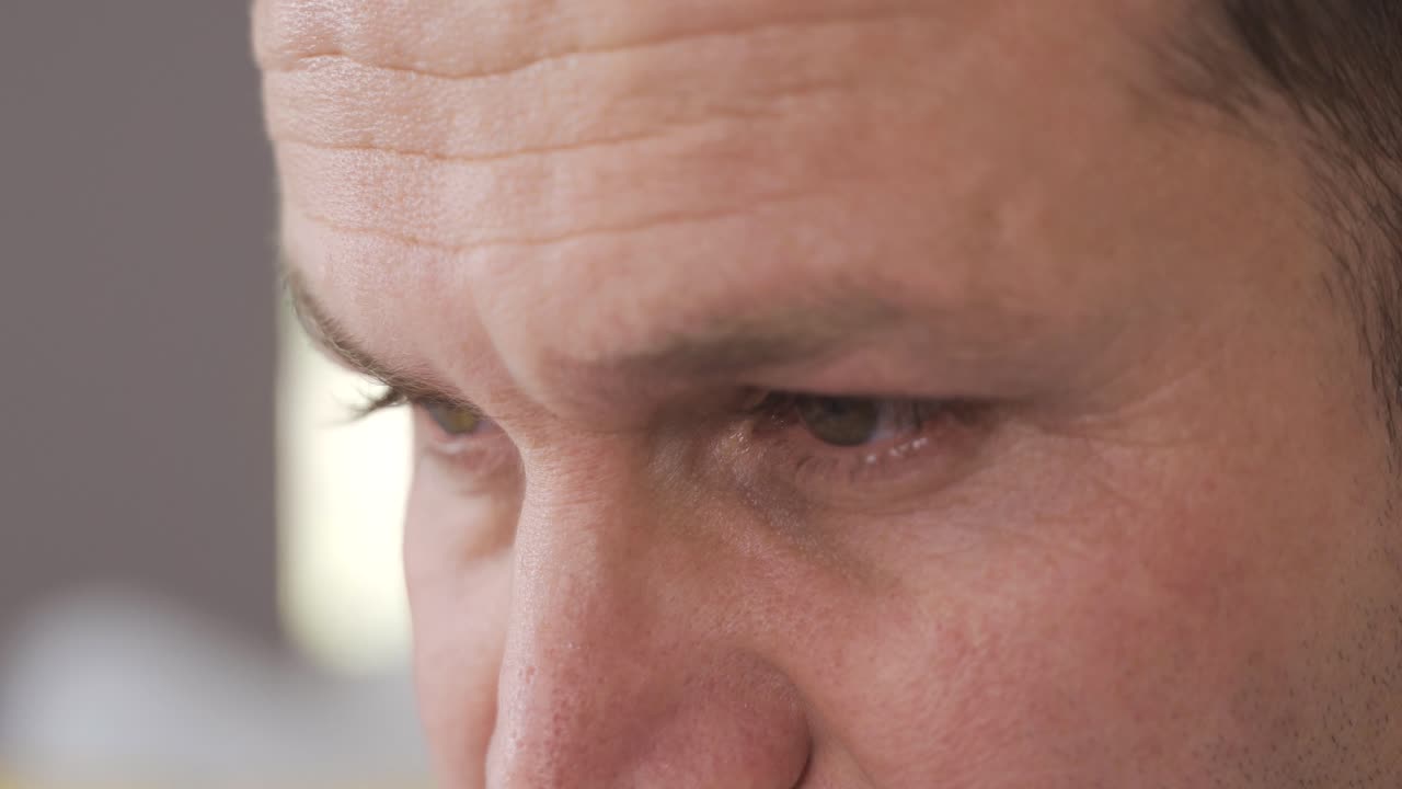 ojos pensativos y tristes de cerca.