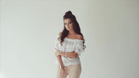 mujer de moda con camiseta blanca y pantalones beige