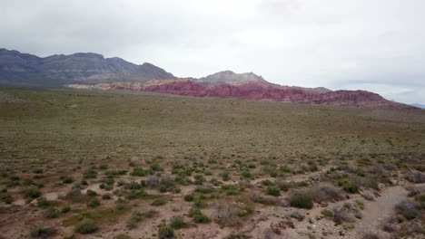 vuelo aéreo hacia el cañón de roca roja en nevada