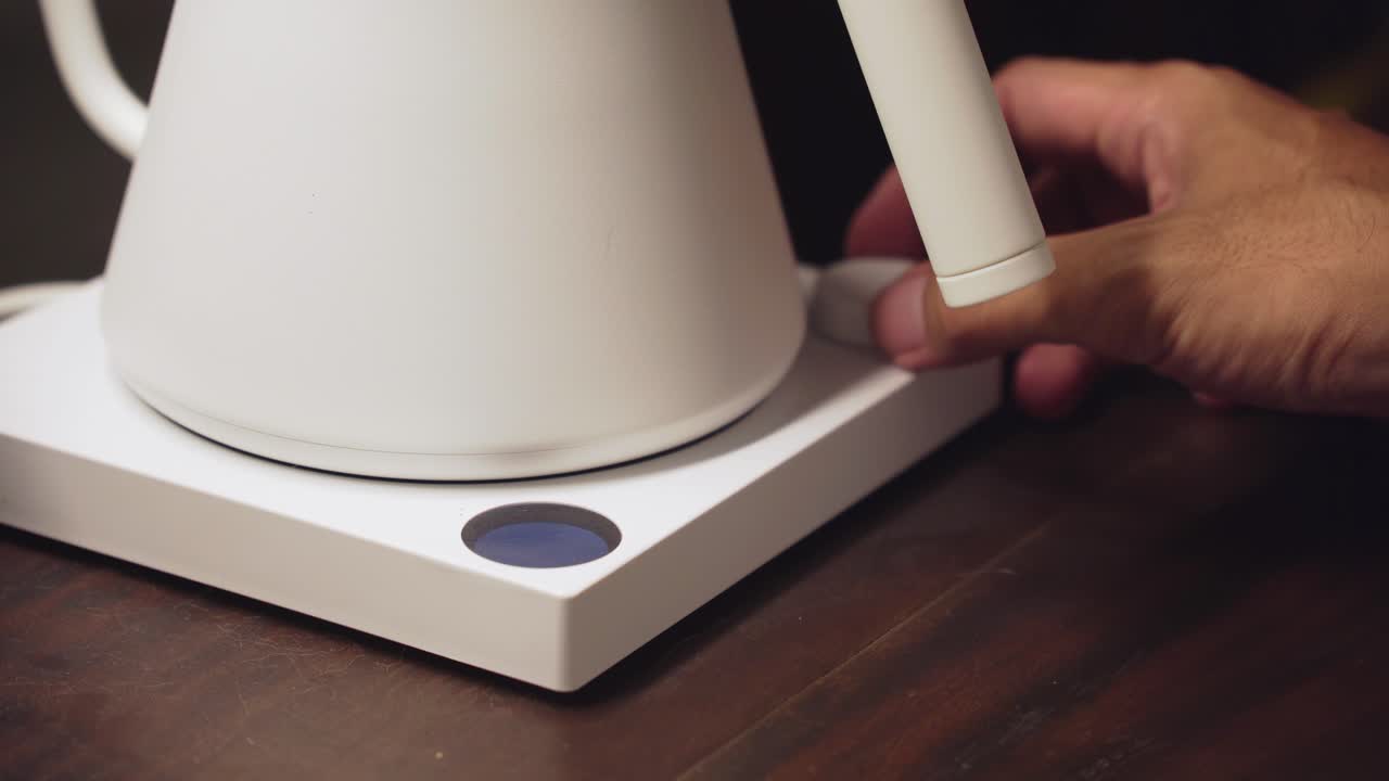 바리스타는 전기 케이틀에 물을 여 으로 온도를 조절합니다.