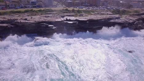 Luftaufnahme-Der-Meereswellen-Und-Der-Atemberaubenden-Felsigen-Küste-Von-Sydney