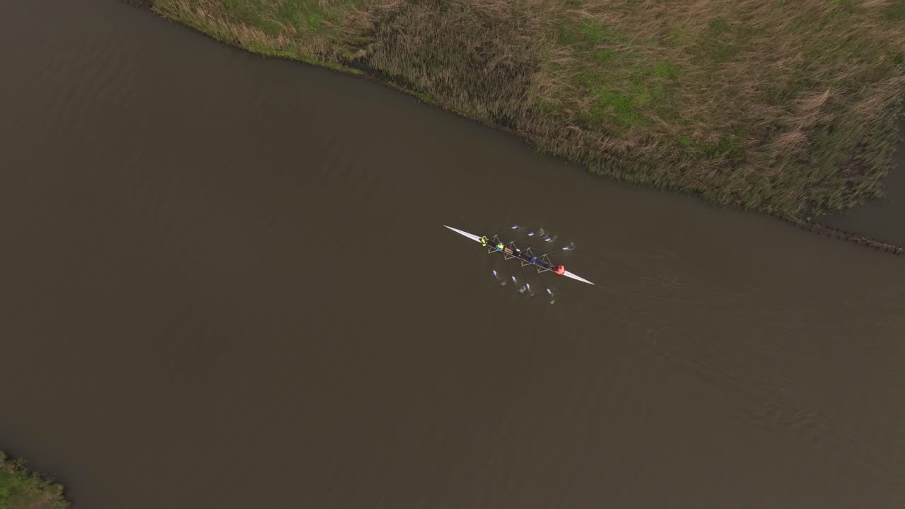 Roning på Linge-floden nær Heukelum, Holland