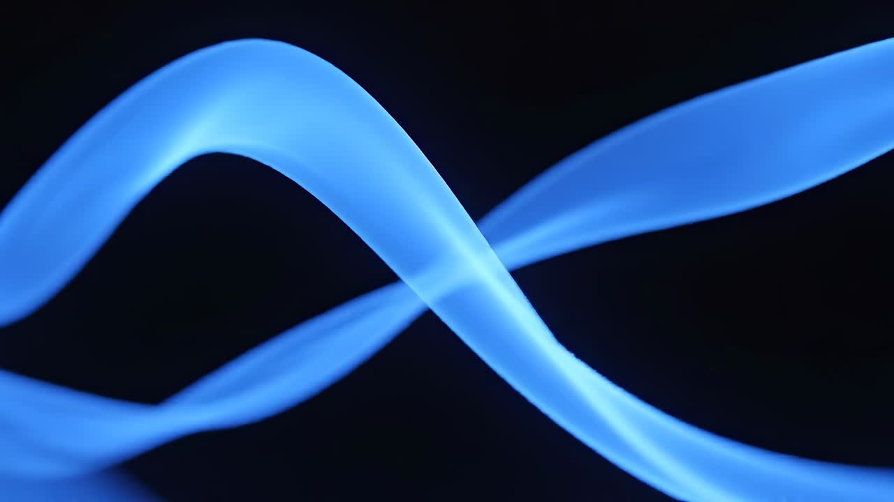 Concepto de video abstracto con estelas de luz azul, filmado desde un ángulo bajo sobre un fondo oscuro